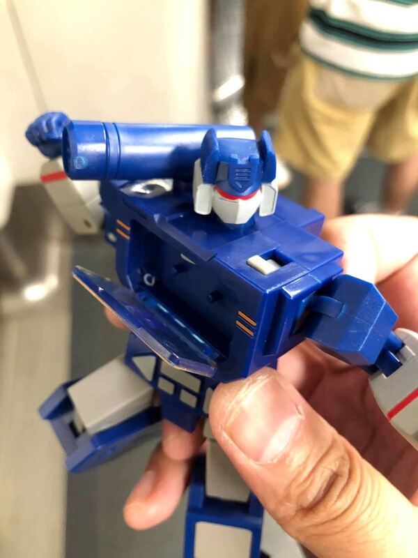 Transformers RED Soundwave In Hand Images  (5 of 9)